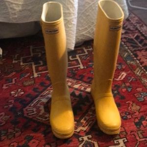 Loved, classic, yellow Hunter rain boots!